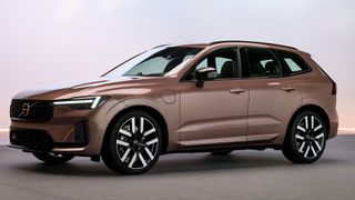 Bei den Design-Überarbeitungen am XC60 fällt vor allem das Front- und Hecklicht ins Auge. Thors Hammer wurde abgespeckt. (Bild: Volvo)