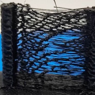 Abb. 1: Darstellung von Stringing bei der Additiven Fertigung mittels Materialextrusion mit Granulaten von Kunststoffen [angelehnt an [1], Formatierung angepasst]. (Bild: Impetus)