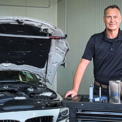 Trainer und Kfz-Klimaanlagenexperte Andreas Lamm bringt die Teilnehmer auf den neuesten Stand in Sachen Kältemittel. (Bild: Klimacheck.com)