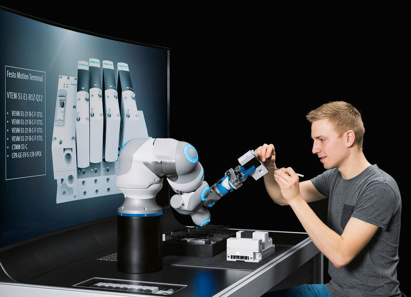 In seinen Bewegungsmustern ist der BionicCobot dem menschlichen Arm nachempfunden, von der Schulter über Oberarm, Ellbogen, Elle und Speiche bis zur Hand.  (Festo)