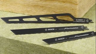 Das Sägeblatt-System „Precision for Fiber Insulation“ von Boschbietet für jede Anwendung das passende Sägeblatt: Das SägeblattS 2013 AWP ist besonders breit und lang und damit für dieBearbeitung dicker und dichter Faserdämmstoffe ausgelegt. Die Blätter S 1113 AWP und S 1213 AWP sind schmäler und eignensich aufgrund Ihrer kompakten Bauform besonders für präziseKurvenschnitte. (Bild: Bosch)
