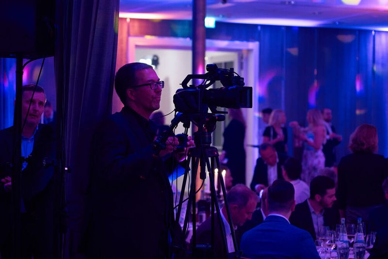 Die Kameras sind auf die Bühne gerichtet, … (Bild: krassevideos.de / VIT)