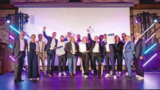 Die Award-Partner Bank Deutsches Kraftfahrzeuggewerbe (BDK), CG Car-Garantie Versicherungs-AG, Deutsche Automobil Treuhand (DAT), Loco-Soft, Mobile.de und TÜV Nord Mobilität gratulierten den Gesamtsiegern. (Bild: Stefan Bausewein)