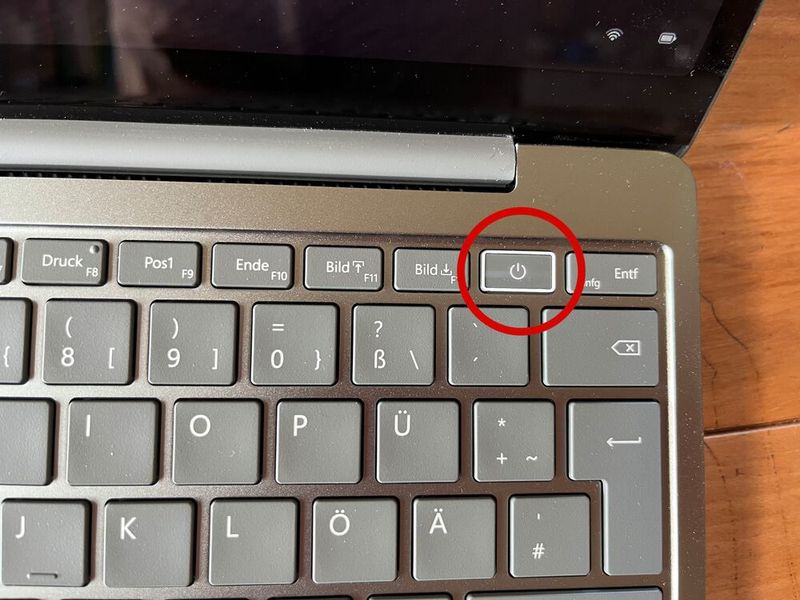 Im Power-Schalter des Microsoft-Notebooks ist ein Fingerprint-Leser für eine schnelle Windows-Hello-Anmeldung eingebettet. (Bild: Vogel IT-Medien)
