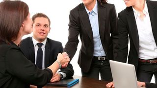 Alarmierende Ergebnisse: Insgesamt 13 % der Befragten sehen in der Stagnation beziehungsweise Vergrößerung des Gender Pay Gaps in Zukunft kein Problem. (gemeinfrei)