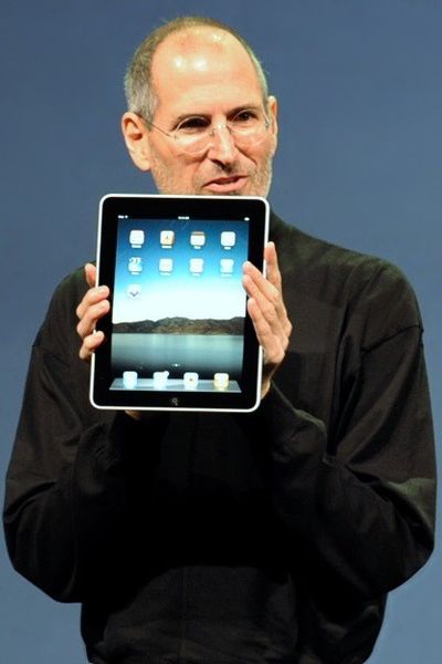 Das Tablet ist nur noch so groß wie sein Display; Maus und Tastatur fallen durch seine Touch-Funktionalität weg. Der iGod Steve Jobs stellte im Jahr 2010 das erste iPad vor, dessen Verkaufszahlen sofort alle Rekorde brachen. Heute sind Tablets alltäglich: Schon ab 100 Euro sind die universellen Kommunikationszentralen zu haben. Was wohl als nächstes kommt? (Foto: flickr.com/mattbuchanan (CC BY 2.0))
