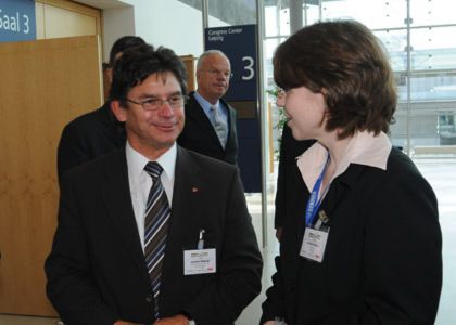 Joachim Wilhelmi, Santander Consumer Bank, und Dr. Karin Bayha, Leiterin VAM plus, die den Vertriebs Award professionell und routiniert organisiert. (Archiv: Vogel Business Media)