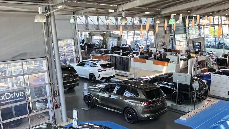 Der Servicecounter ist Dreh- und Angelpunkt im Autohaus Unterberger in Rosenheim. Das gilt auch für das Thema Datenschutz. Die Mitarbeiter am Servicepoint sind auf alle Fragen dazu bestens vorbereitet. (Bild: VCG - Lulei)
