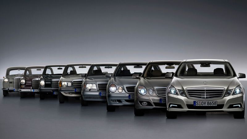Die E-Klasse und ihre Vorgänger seit 1953. (Bild: Mercedes-Benz)