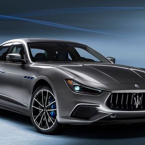 Im Oktober kommt der aufgefrischte Maserati Ghibli auch in einer Hybridversion auf den Markt.(Bild:  Maserati)