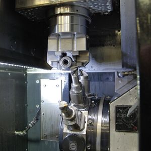 Das Zwei-Backen-Kraftspannfutter in der Drehmaschine spannt Werkstücke auch über Vorsprünge hinweg mit hohen Spannkräften.