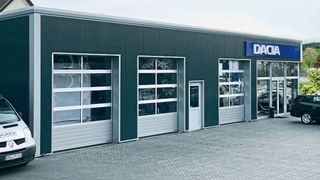 Der Dacia-Betrieb in Obernkirchen entstand in einer Bauzeit von knapp drei Monaten. Er verfügt über einen repräsentativen Ausstellungsraum und zwei Werkstattarbeitsplätze.     (Bild: Hacobau)