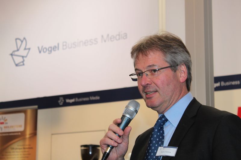 Am Dienstagabend wurde bei der Vogel Business Media am Messe-Stand in Halle 9 traditionell auf eine erfolgreiche Hannover Messe 2014 angestoßen. Gute Gespräche und Live-Musik von der Band „Famos“ sorgten bei den zahlreichen Standpartygästen für eine ausgelassene Stimmung. (Siegl/Vogel Business Media)