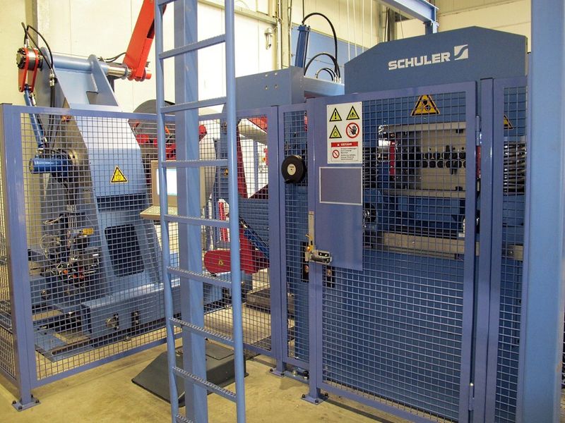 Mit lediglich 17 Walzen gleicht die hochsteife Maschine Materialschwankungen im Blechband effektiv aus. (Bild: Schuler)