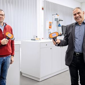 Martin Falkenstein (links) vo der Firma Steinfurth Mess-Systeme und Prof. Dr. Cemal Esen von der RUB haben für die Entwicklung des neuen Geräts kooperiert.(Bild:  RUB, Marquard)