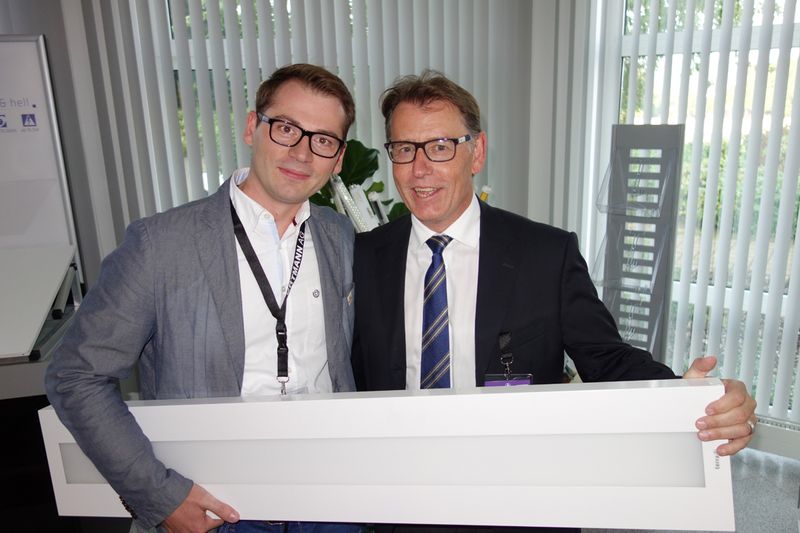 Achtung eine LED Lampe! (l.) Andreas Dik und Bernd Laupichler, BAB Lighting (Bild: IT-BUSINESS)