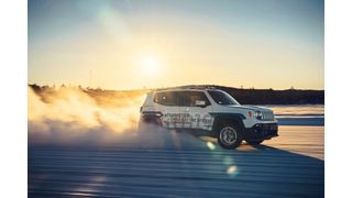 GKN erprobt Elektrofahrzeug mit Zweigang-Getriebe und Torque Vectoring.
Der Prototyp wird beim Wintertest in schwedischen Arjeplog umfangreichen Tests unterzogen. (Dean Smith/GKN Automotive)
