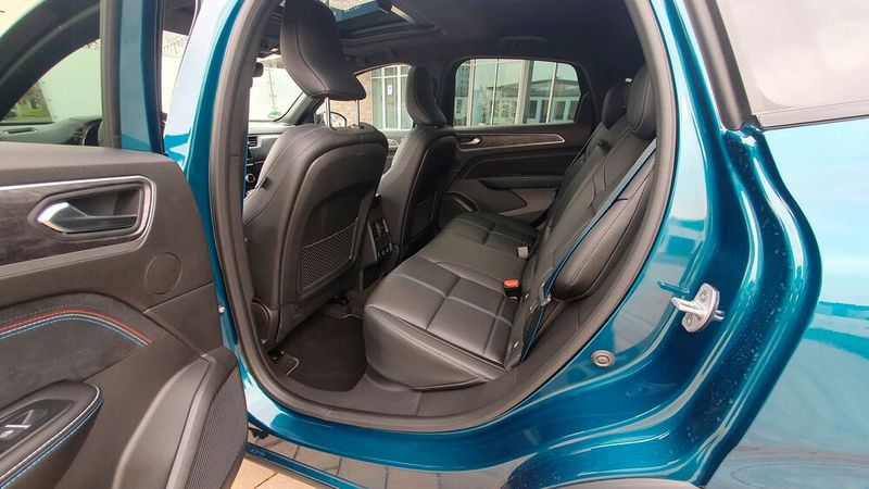 Auch hinten können erwachsene Passagiere gut sitzen. (Bild: Mauritz – VCG)