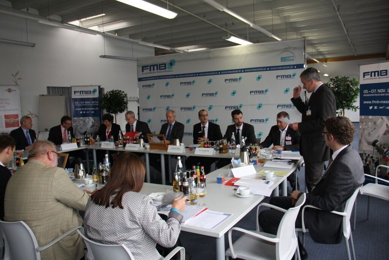 Die Verantwortlichen der Messe auf der Eröffnungspressekonferenz (v. l. n. r.): Gerald Pöschmann, Leiter der Geschäftsstelle, OWL Maschinenbau e.V., Dr. Eberhard Niggemann, Leiter Weidmüller Akademie, OWL Maschinenbau e.V., Sevda Kayhan Yilmaz, Vorstandsmitglied Exportunion der türkischen Maschinenindustrie MAIB, Hans-Jürgen Alt, Geschäftsführer VDMA NRW und Clustermanager Produktion NRW, Peter Dittmers, Geschäftsführung der Getriebebau Nord Gmbh & Co. KG, Christian Enßle, Show Manager FMB, Clarion Events Deutschland GmbH, Dr. Tim Bendig, Leiter Corporate Communications, Lenze SE, Klaus Meyer, Geschäftsführer von Energie Impuls OWL und Vorsitzender VDI Landesverband NRW, Moderator Gerald Scheffels, Fachjournalist (stehend) und Wolfgang Marquardt, Fachbereichsleiter der Ostwestfalen-Lippe GmbH und der it´s OWL Clustermanagement GmbH. (Finus)