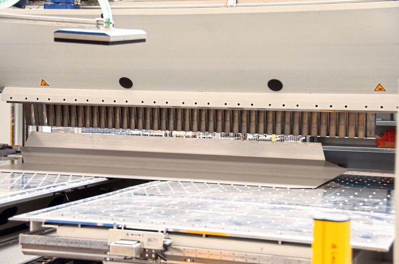 Durch das Biegen in zwei Richtungen, von oben nach unten und umgekehrt, muss das Blech selbst für komplexe Biegevorgänge nicht mehr gewendet werden – ein deutlicher Zeitgewinn. (Bild: Schröder)