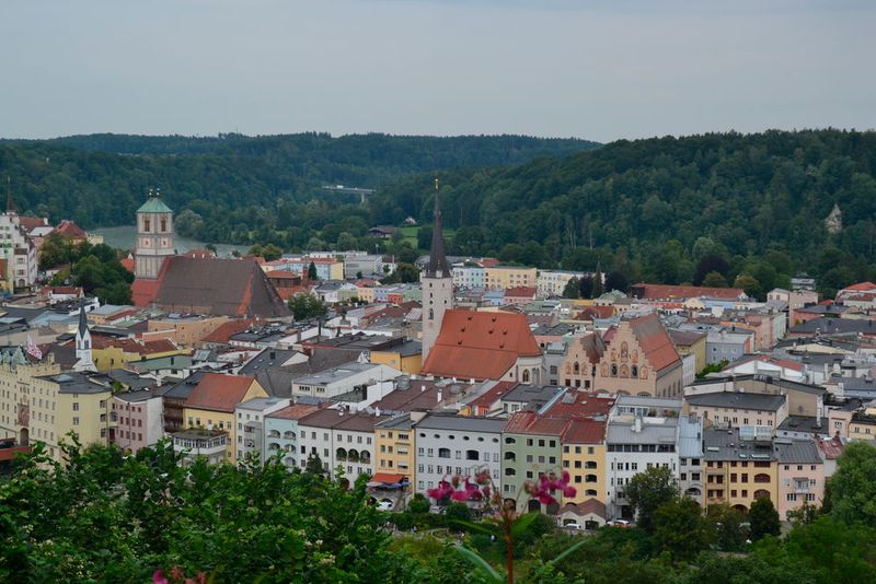 Der erste Fotostopp erfolgte über den Dächern von Wasserburg am Inn.  (Bild: Michel/»kfz-betrieb«)