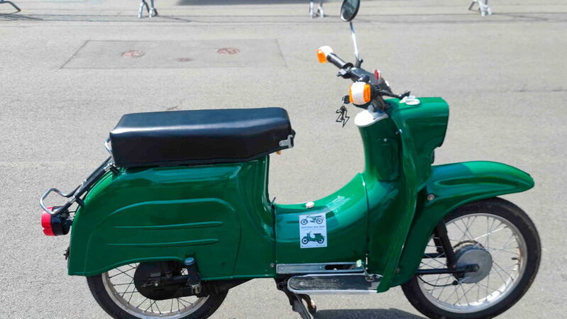 Bei der betagten Schwalbe handelt sich um ein Elektro-Moped, was Schwalbe-Kenner möglicherweise an der speziellen Sitzbank erkennen können.