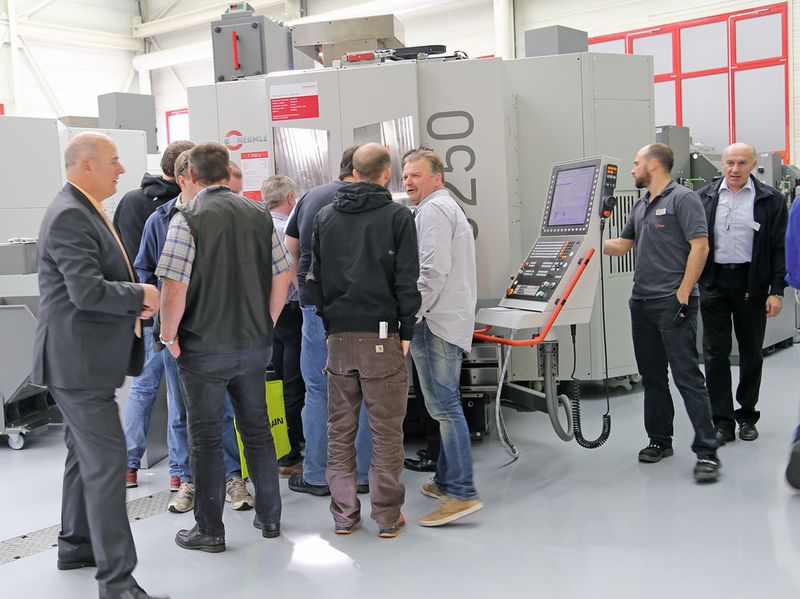 Die Besucher der Hermle-Hausausstellung 2016 zeigten grosses Interesse an dem neuen Bearbeitungszentrum C 250. (Bild: Anne Richter, SMM)