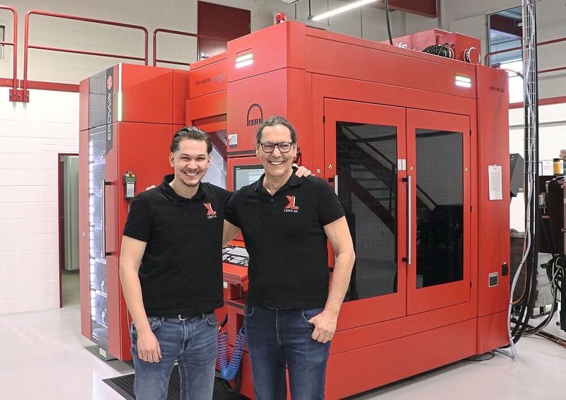 Die Leiko-Firmenchefs Pascal Leimer (links) und Konrad Leimer (rechts) freuen sich gemeinsam mit Stephan Zeller, Gebietsverkaufsleiter von Kern, über die gute Zusammenarbeit und die extrem hohe Zuverlässigkeit der vollautomatisierten Kern Micro Vario. (Bild: Kern Mikrotechnik GmbH)