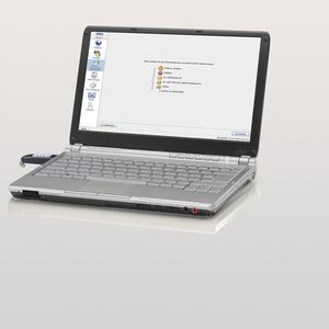 Mobile Nutzer benötigen eine verschlüsselte Verbindung, wenn sie auf das Firmennetzwerk zugreifen wollen. Möglich wird dies zum Beispiel mit SINA Business. Das Bild zeigt einen VPN-Stick am Laptop.