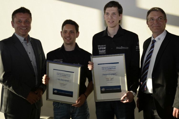 Gemeinsamer Einsatz für das Kfz-Gewerbe (v.li.): ZDK-Vizepräsident Wilhelm Hülsdonk, Rennfahrer Tim Scheerbarth und Carsten Knechtges, die beide zu „Fuchs-Botschaftern für die Ausbildung im Kfz-Gewerbe“ ernannt wurden, sowie Fuchs-Verkaufsleiter Dietmar Neubauer. (Foto: Pütz)