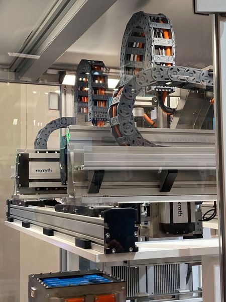 ... mit einem linearen Handlingsystem aus dem Lineartechnik-Baukasten. (Bild: Stefanie Michel)