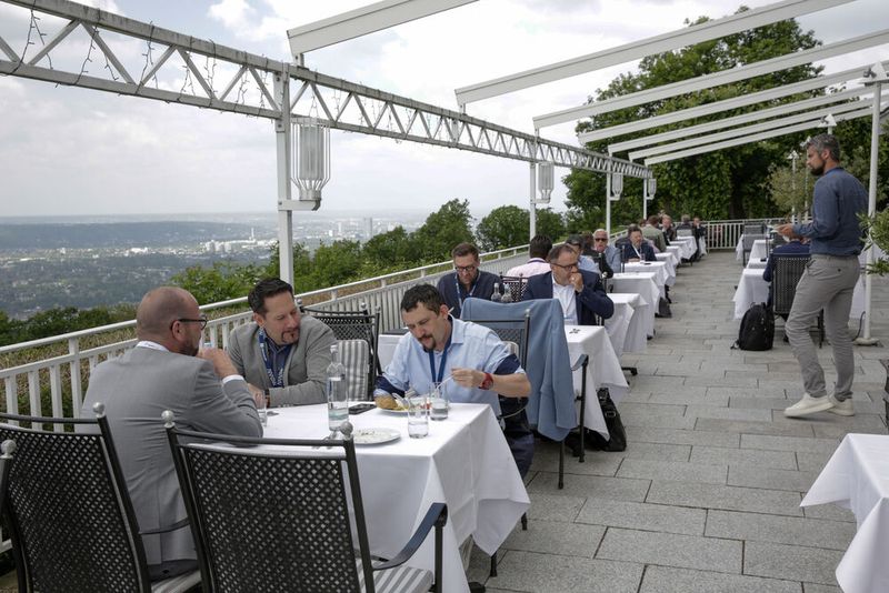 Lunch mit Blick auf den Rhein. (Bild: Vogel IT-Medien)