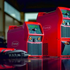 Die Artis 300 von Fronius wird auch als wassergekühltes Schweißsystem angeboten (rechts). Doch egal, für welche man sich entscheide: Stets profitiere man von einer sehr hohen Schweißnahtqualität, was auch die Optik betreffe.(Bild:  Fronius)