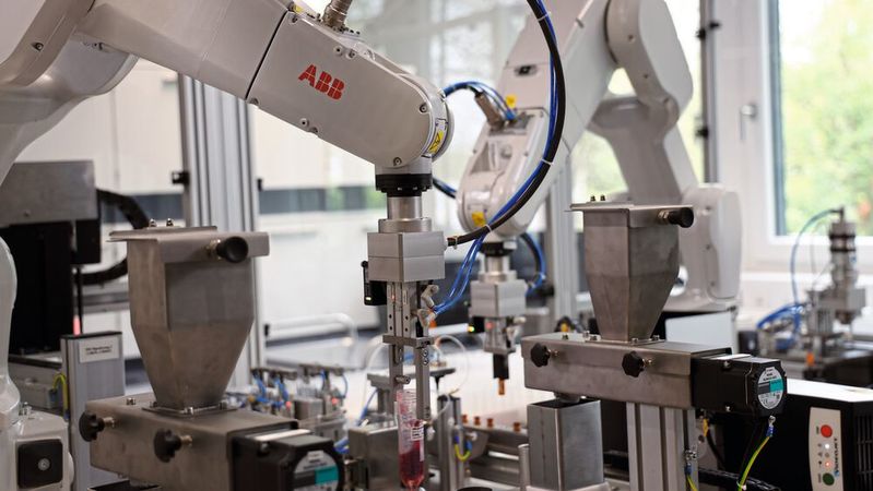 Einer der IRB 1200-Roboter übernimmt das Durchmischen der Proben. Die kreisenden Bewegungen durch den Roboter simulieren dabei den im manuellen Prozess eingesetzten Vortexer.(Bild:  ABB)