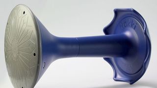 Sieht auf den ersten Blick aus wie eine Hantel, ist aber eher was zum Ausruhen statt fürs actiongeladene Workout im Fitnessstudio: Mit Systemen von Wittmann Battenfeld fertigt Fröbel unter anderem diesen Hocker namens „Hokki“ aus Polypropylen mit abgerundeter 2-K-Stellfläche. Diese funktioniert ähnlich wie der bekannte Gymnastikball, denn sie unterstützt die freie Beweglichkeit des Sitzenden bei sicherem Stand, wie es heißt. (Wittmann Battenfeld)