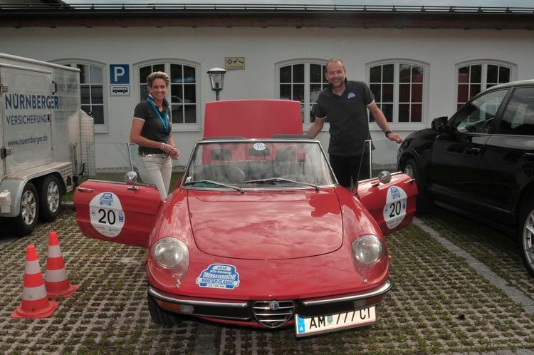 Bereit für die Tour: Bettina Umdasch und Stefan Ramharter mit ihrem Alfa Spider (Baujahr 1966). (Bild: Zietz)