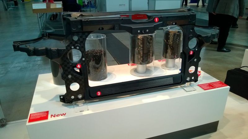 Die SGL Group stellte ein Demonstrator-Frontend aus langfaserverstärktem Thermoplast (GF-PA6) vor. Unidirektionale Einleger (UD-Tapes) sowie carbonfaserbasierte Organobleche werden dabei in einem Fertigungsprozessschritt direkt integriert und verstärken somit lokal hoch belastete Strukturen des Frontends. (Bild: D.Quitter/konstruktionspraxis)