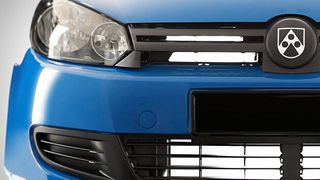 Das Luftklappensystem Active Grille Shutter Evolution II – Style von Röchling Automotive kann mittels bedarfsgerecht geführter Luft laut Hersteller helfen, bis zu einem Prozent Kraftstoff einzusparen. (Foto: Röchling Automotive)