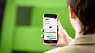 Bild 2: Mit dem Part Finder hat Engel einen smarten Helfer geschaffen, der quasi der Ersatzteilkatalog für die Hosentasche ist, wenn es um Spritzgießmaschinen geht. Bis zu 20 Jahre Komponenten können damit schnell und ohne Irrtümer nachbestellt werden. (Bild: Engel / office@fotostudio-eder.at)