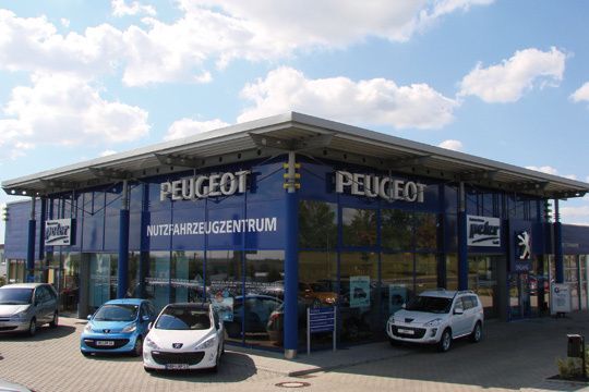 Das Peugeot-Autohaus in Mühlhausen hat neben Pkw auch leichte Nutzfahrzeuge des Importeurs im Ausstellungsraum vorrätig. (Archiv: Vogel Business Media)
