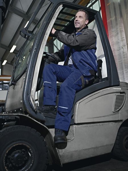 Guter Sitz, funktionale Details, dazu ein moderner Schnitt. Das macht die Bundhose in Handwerk und Industrie auch im Jahr 2015 zum Favoriten. (Bild: DBL)