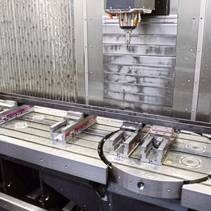 Auf der T7-2600 werden hier Leisten für die Baumaschinenindustrie gefertigt. Durch das Nullpunktspannsystem könne Bathon in Sekundenschnelle umrüsten. Auf dem integrierten CNC-Rundtisch können auch kleine Teile fünfachsig bearbeitet werden. 