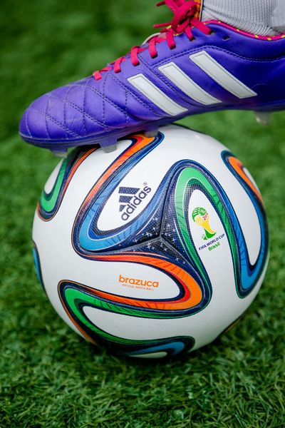 Millionen Fussballfans in aller Welt freuen sich auf den Anstoss zur WM 2014. (Bild: Bayer)