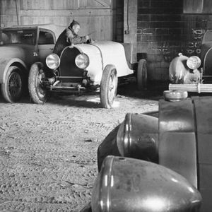 Bugatti-Kenner Bob Shaw rät Schlumpf vom Kauf der Sammlung ab: „Die meisten Autos befinden sich in einem Teil des Gebäudes mit einem schmutzigen Boden, zerbrochenen Fenstern, undichtem Dach und nistenden Vögeln. Jedes Auto ist in irgendeinem Zustand der Demontage und seit mindestens 18 Monaten ist keines von ihnen gelaufen.“ (Bild:  David Gullick)