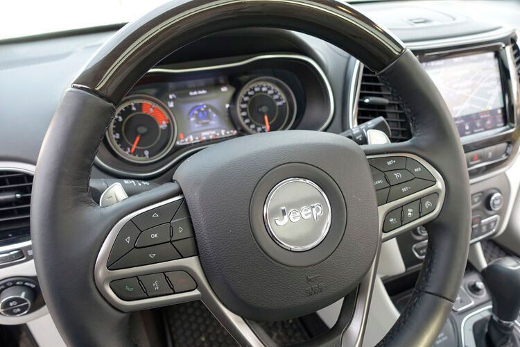 Der Fahrer hat jetzt erstmals die Möglichkeit, die serienmäßige Neungang-Automatik auch über Schaltpaddel hinter dem Lenkrad zu bedienen. (Achter/»kfz-betrieb«)