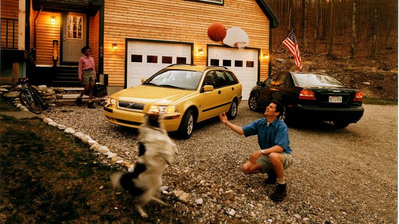 Die Modelle Volvo V40 und Volvo S40 avancierten zu globalen Bestsellern. Nachdem Volvo Anteile an der niederländischen Ned-Car an die Mitsubishi Motors Corporation verkauft hatte, einigte man sich auf ein Gemeinschaftsprojekt. Auf dieser Plattform wurde der Mitsubishi Carisma und Volvo S/V40 entwickelt. Beide Modelle wurden im niederländischen Werk in Born produziert.  Die Benzinmotoren wurden bei Volvo entwickelt. Sie ergänzten damit die Varianten der bekannten 6- und 5-Zylinder-Motoren um eine 4-Zylinder-Baureihe. Eine Ausnahme bildet hier der von Mitsubishi zugekaufte 1,8-l-GDI-Direkteinspritzer mit 92 kW/125 PS. Der Direkteinspritzer wurde neben dem 1.8 als 1.8i vermarktet und war nur mit Schaltgetriebe erhältlich.  (Bild: Volvo)