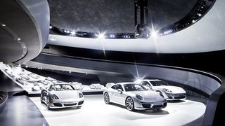 Aufregendes Innenleben: Eine Ausstellung mit 25 Fahrzeug-Modellen entführt den Besucher des neuen Porsche-Pavillons auf eine Reise durch die inzwischen über 80-jährige Geschichte der Zuffenhausener Sportwagenmarke. (Foto: Porsche)