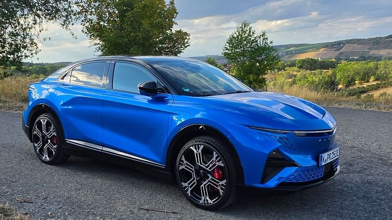 Der Alpine A390 ist ein exklusives, vollelektrisches Sport-Fastback, das preislich bei 67.500 Euro startet.(Bild:  Mauritz – VCG)