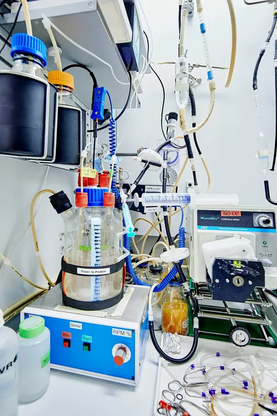 Im Labor des Umweltbiotechnologen Lars Angenent werden mikrobielle Verfahren zur Herstellung von Proteinen und Vitaminen für den menschlichen Verzehr aus einfachen Grundzutaten erforscht.(Bild:  Jörg Jäger / Universität Tübingen)