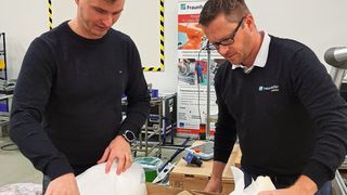 Die von der Montanuniversität Leoben und von Lenzing Plastics entwickelte und im Labor hergestellte Folie wird für weitere Tests an die Forscher von Fraunhofer Austria geliefert. (Bild: Elisabeth Guggenberger, Fraunhofer Austria)